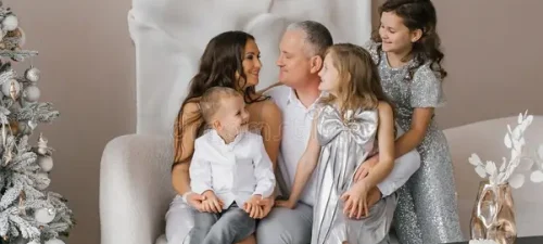 feliz-madre-de-familia-padre-hijo-hijas-posando-para-una-foto-frente-al-árbol-navidad-la-escena-es-cálida-y-festiva-como-395460275